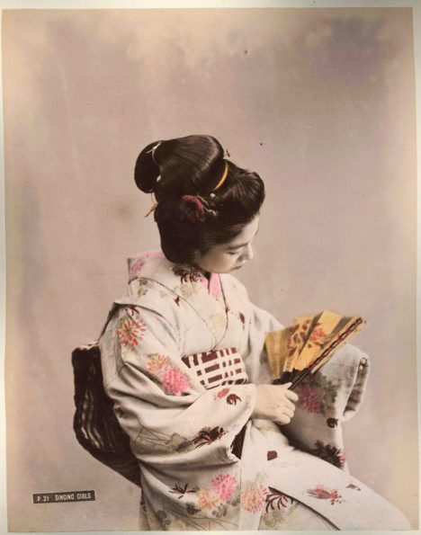  دختري در لباس سنتي ژاپن در حال اجراي نمايش آييني