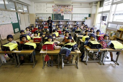 توکیو، ژاپن دانش‌آموزان کلاس اول و معلم‌شان تروکو تاکوساکی در هنگام حضور و غیاب آخر وقت در مدرسه‌ی ابتدایی تاکینوگاوا|عكس:Toru Hanai
